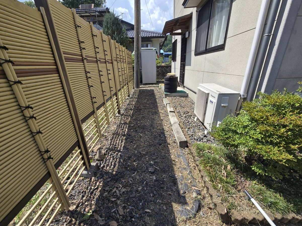 長野県飯田市 フェンス沿いの通路の除草後の状態