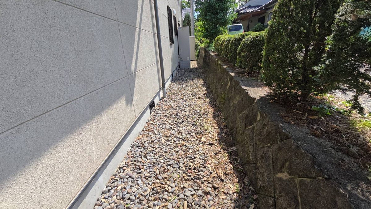 長野県飯田市 法面沿いの通路の除草後の状態