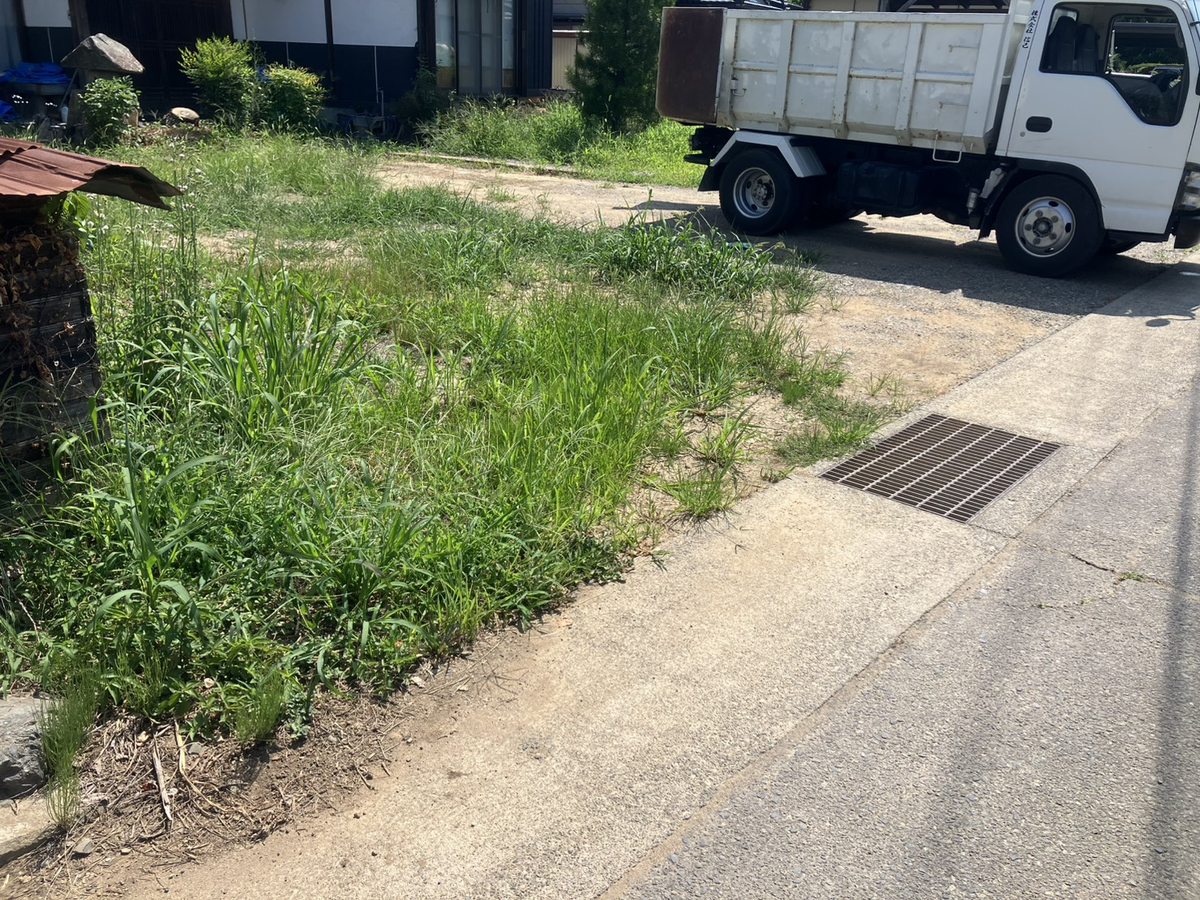 長野県小布施町 草刈り前の敷地の状態