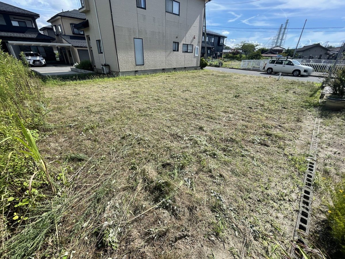 住宅地の空き地の草刈り後：区画全体が地面が見えるまで刈り上げられた状態