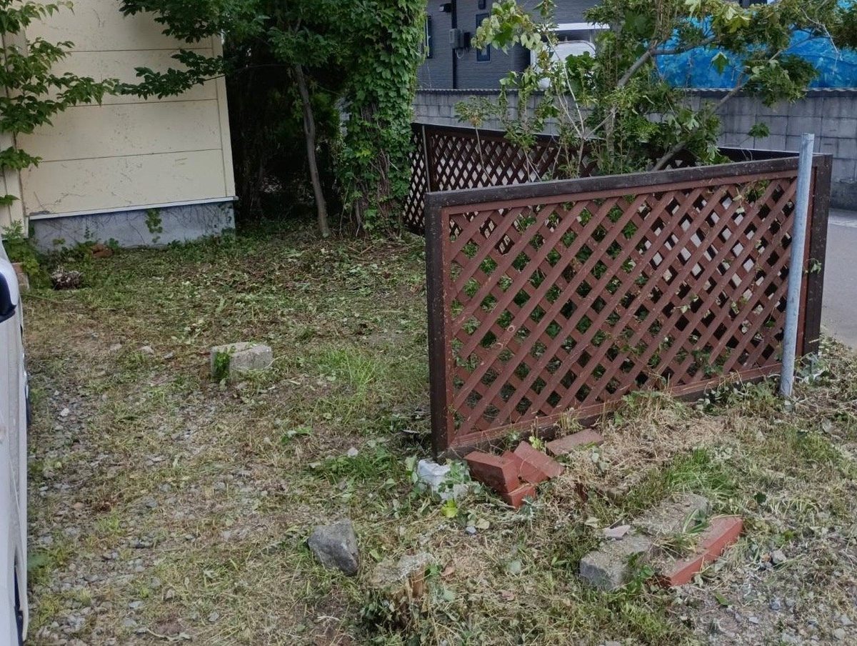 青森市の庭の草刈り後:トレリスフェンスが見えるようになり雑草が刈り込まれた状態