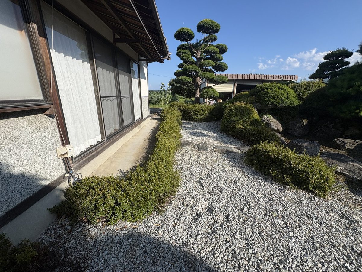 松本市梓川の庭園除草後：縁側沿いの玉砂利の通路がすっきりし雑草が見当たらない状態