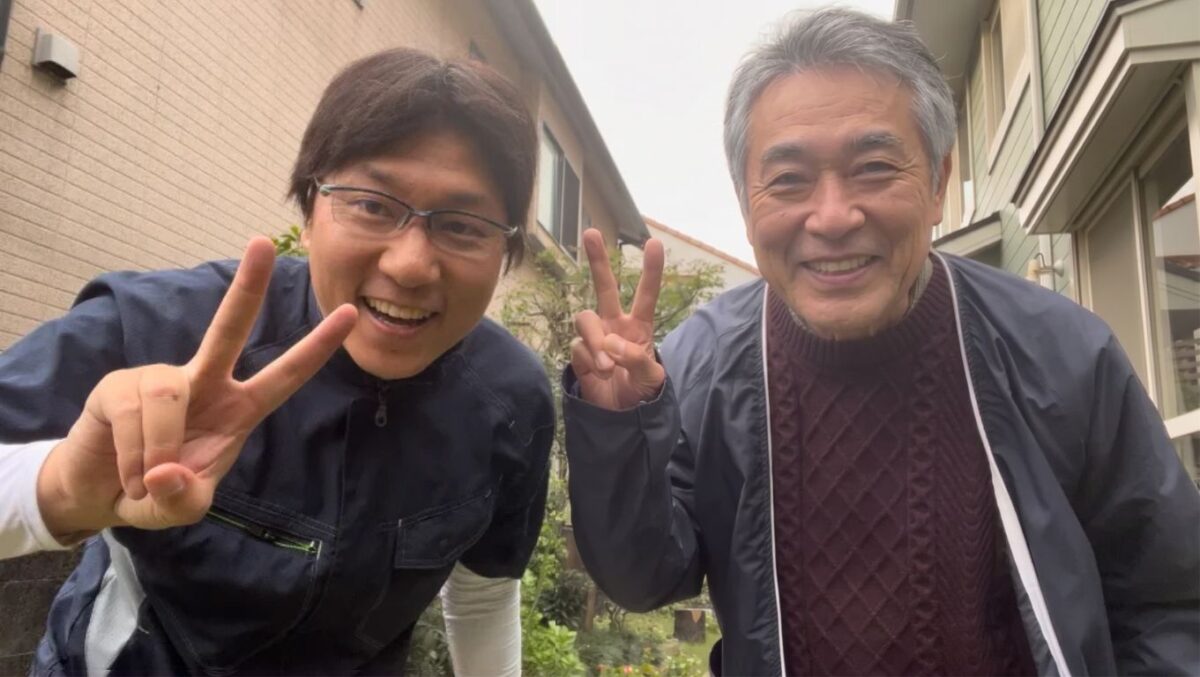 草刈り作業を終えて笑顔のお客様とスタッフ