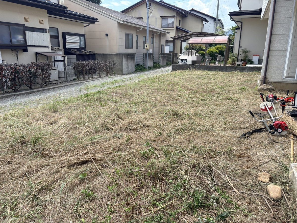 長野市の空き家の草刈り後:庭全体の雑草が刈り込まれた状態