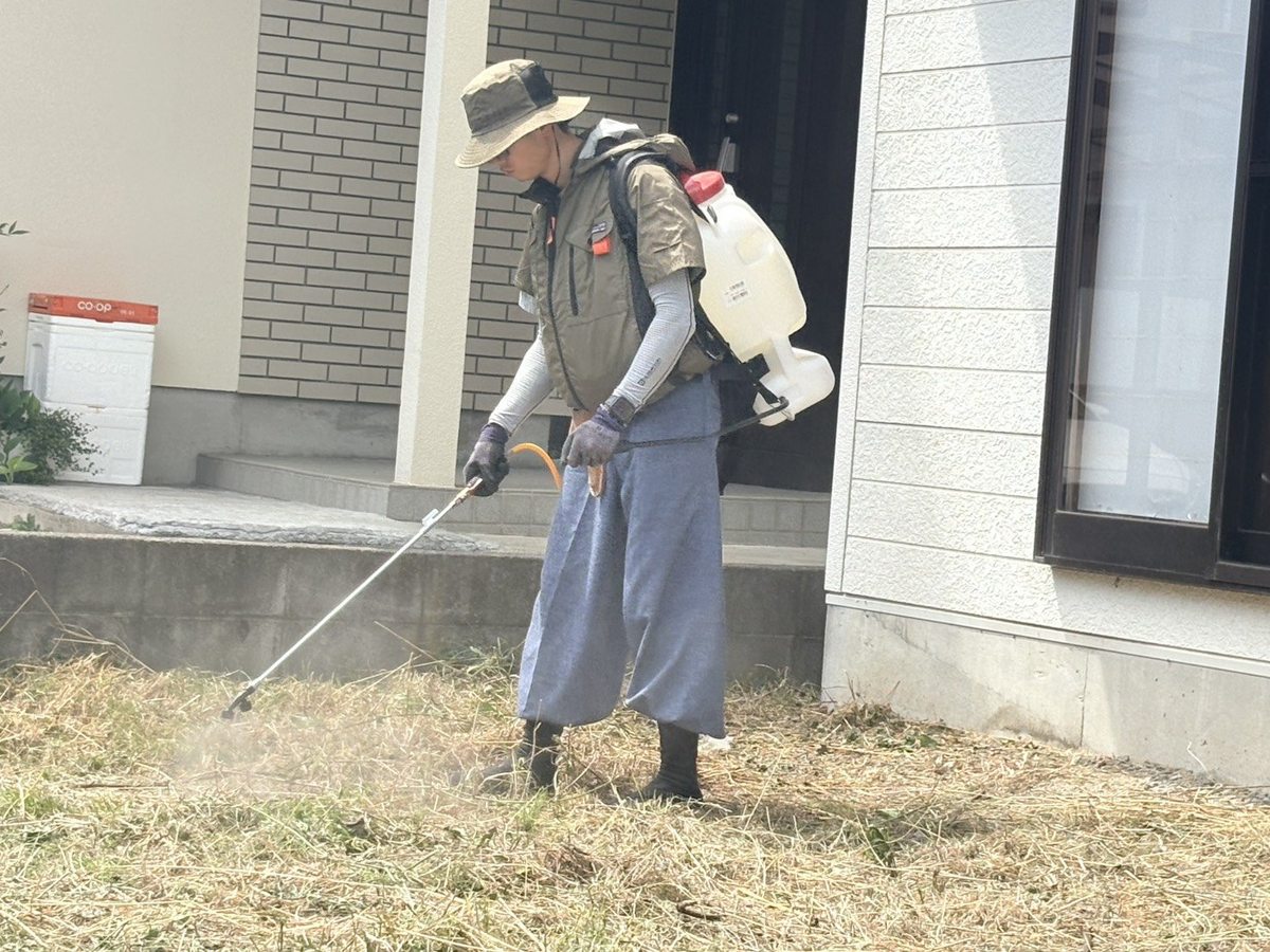 長野市の空き家の草刈り:除草剤を散布している様子