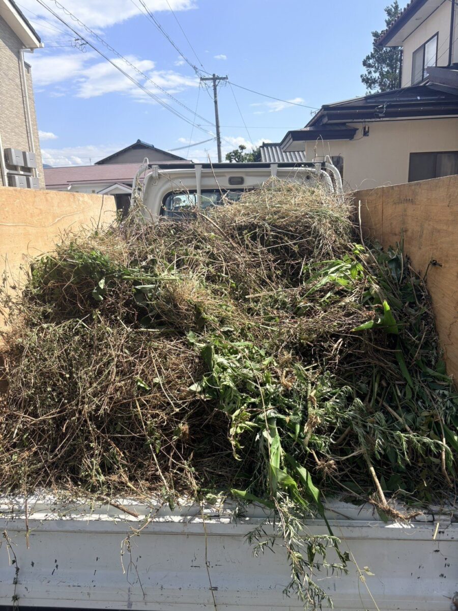 長野市の空き家の草刈り:刈った草を満載した軽トラックの様子