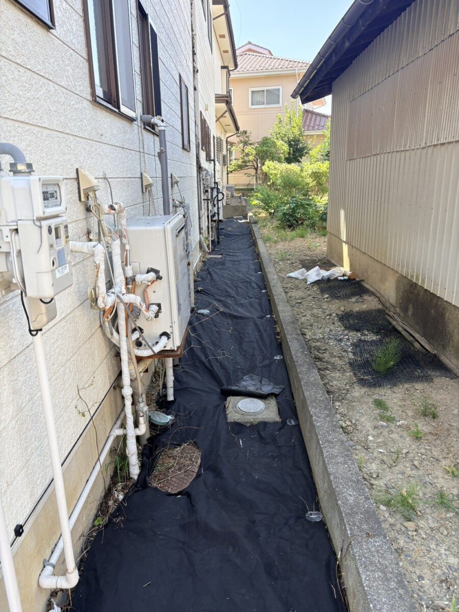 長野市の防草シート施工後:ガス給湯器側の通路が防草シートで覆われた状態