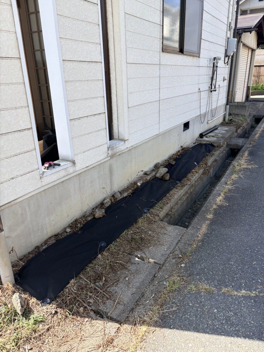 長野市の防草シート施工後:水栓側の通路が防草シートで覆われた状態