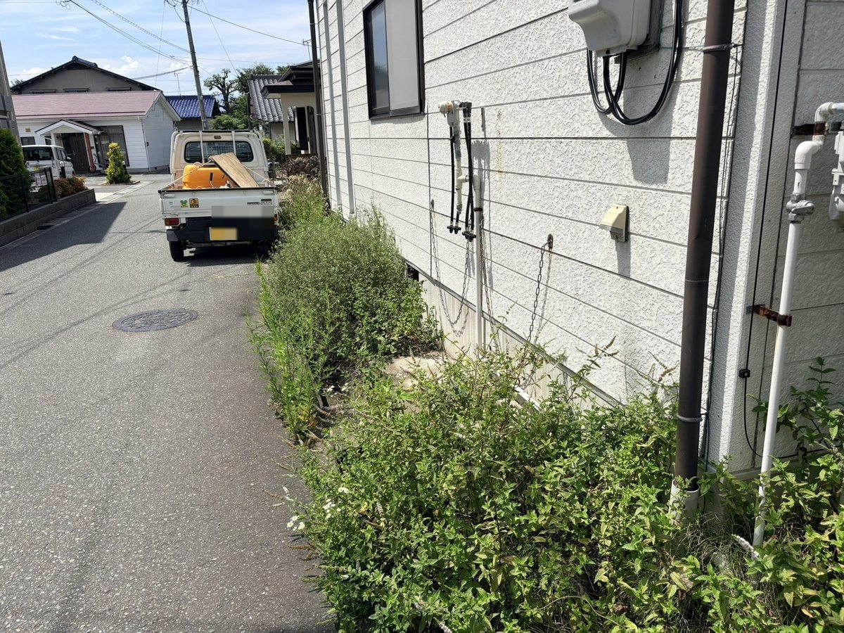 長野市の防草シート施工前:水栓側の通路に雑草が茂る状態