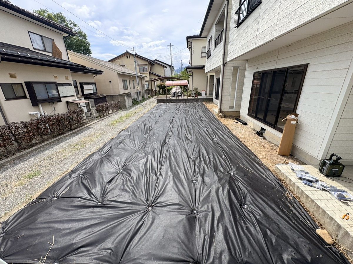 長野市の防草シート施工後:通路全体を奥から見た様子
