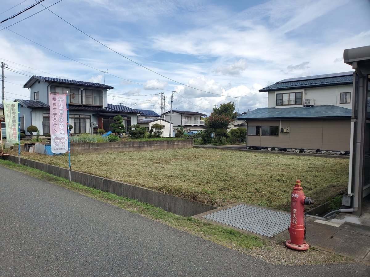 北上市の空き地の草刈り後:道路沿いの側溝から見て地面がすっきり見える状態