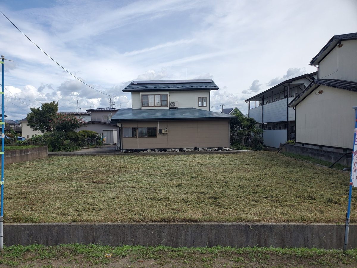 北上市の空き地の草刈り後:奥の住宅までの敷地全体が見渡せる状態