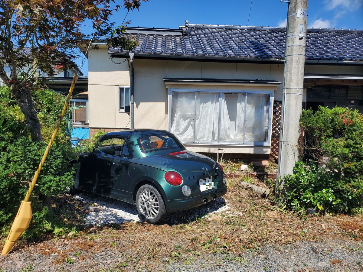 遠野市の駐車スペース確保後:確保したスペースに実際に車が駐車されている状態