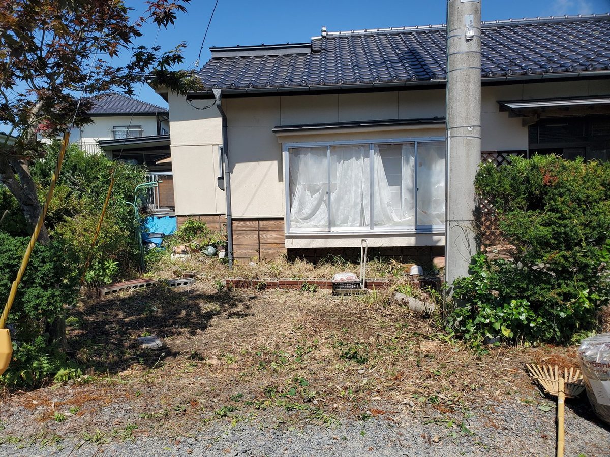 遠野市の伐採後:生垣が撤去され地面が見える状態