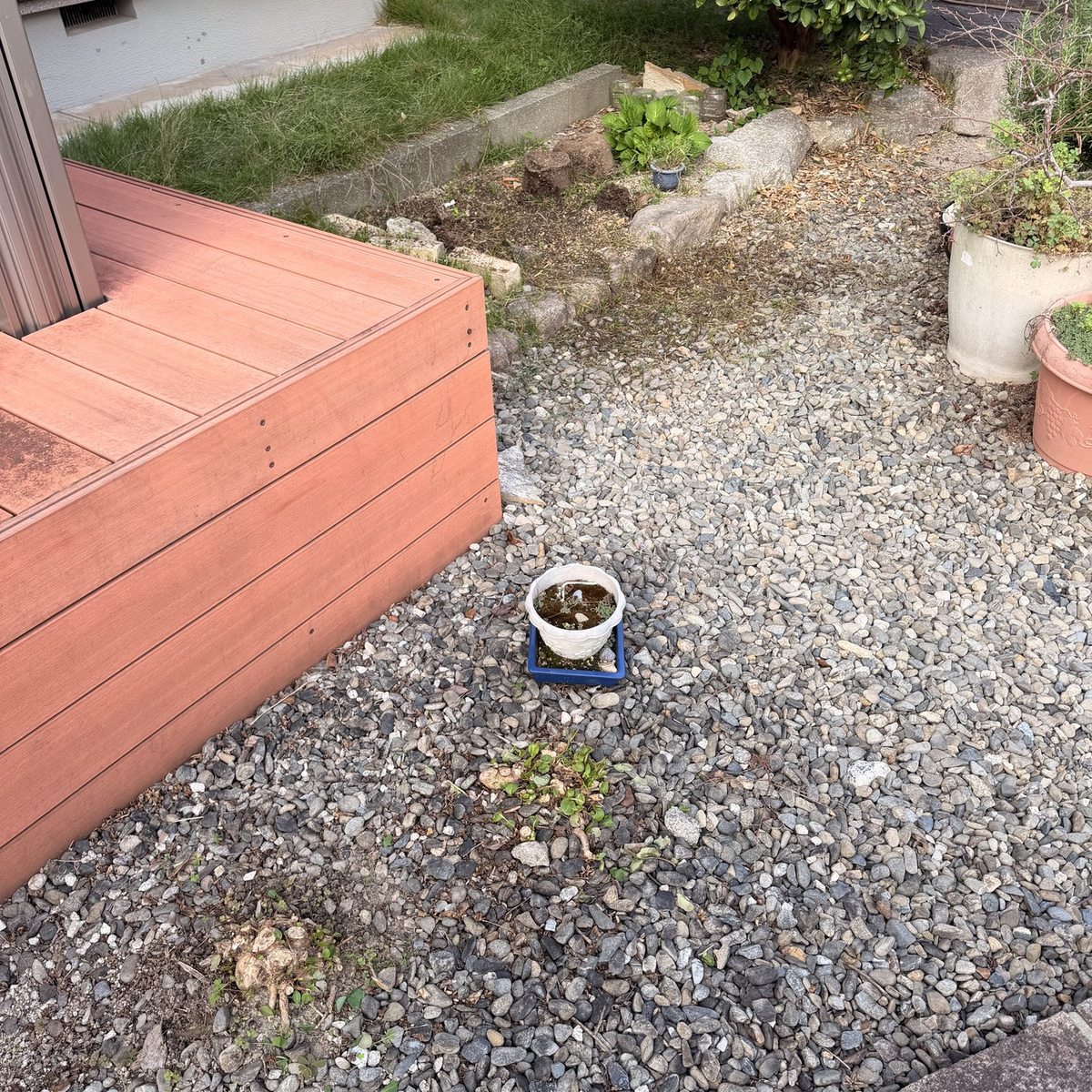 福岡市南区の庭の除草・庭木撤去後：デッキ脇の低木が撤去され植栽スペースも整理された庭全体の様子